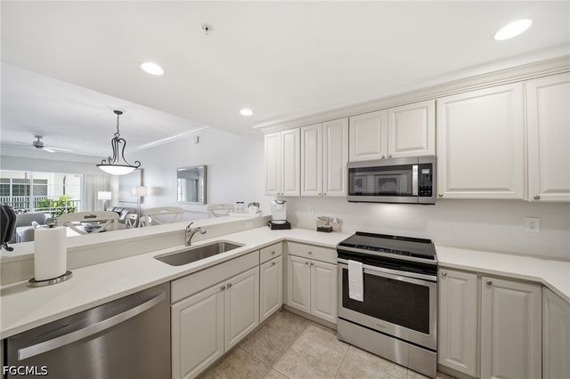 221 9th ST S 206, Naples, FL 34102