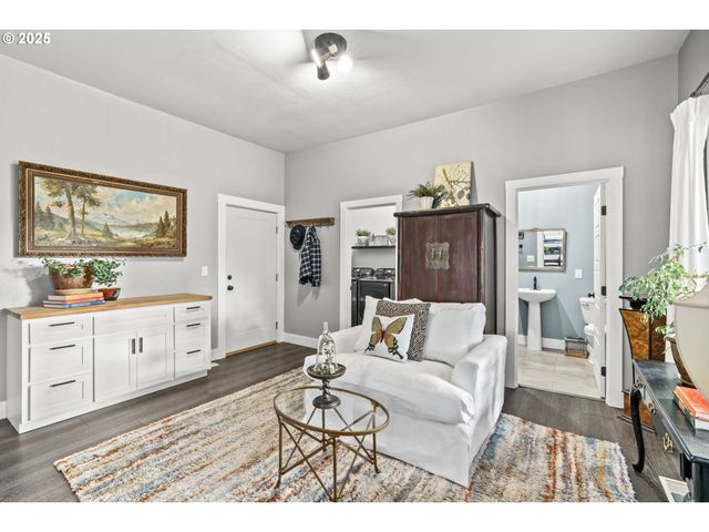 335 N H St, Cottage Grove, OR 97424