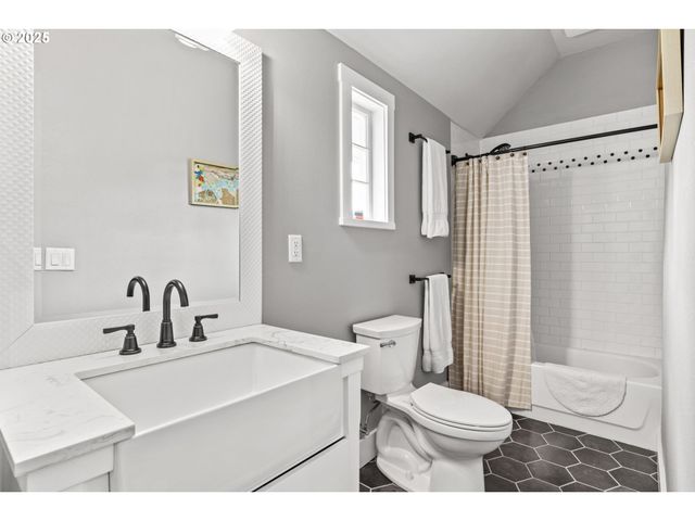 335 N H St, Cottage Grove, OR 97424