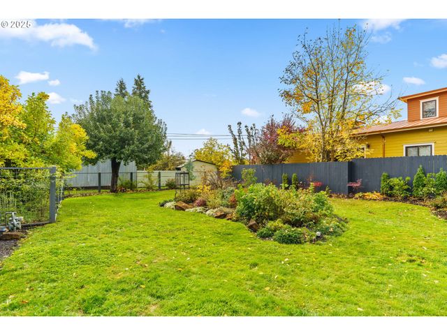 335 N H St, Cottage Grove, OR 97424