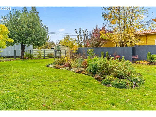 335 N H St, Cottage Grove, OR 97424