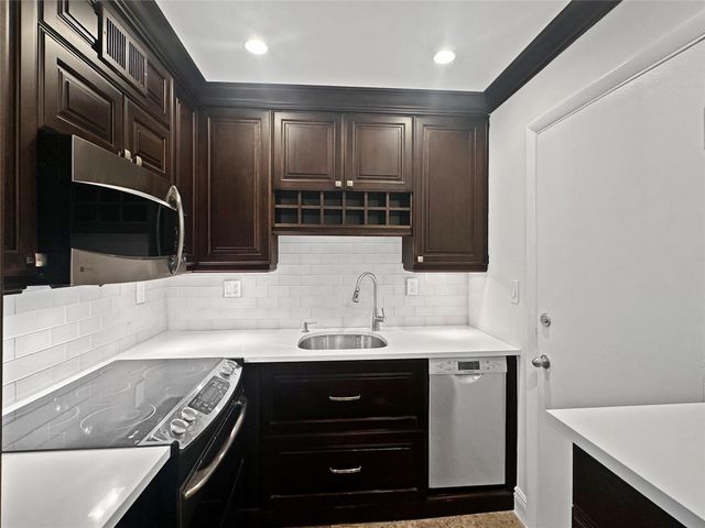 2970 NE 16th Ave 102B, Oakland Park, FL 33334