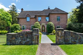 10 Ridge Place, Pelham, NY 10803