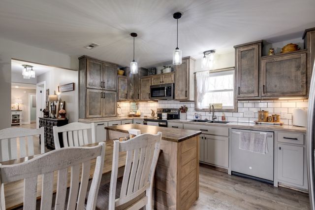 1043 Murphy Hollow Road, Vanleer, TN 37181