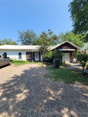 702 N Maytubby Street, Kingston, OK 73439