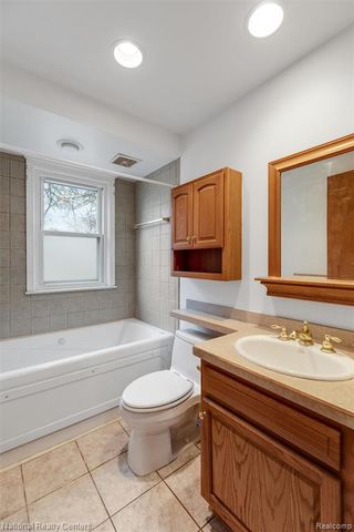 25541 Hanover Street, Dearborn Heights, MI 48125