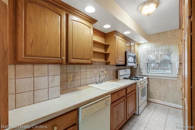 25541 Hanover Street, Dearborn Heights, MI 48125