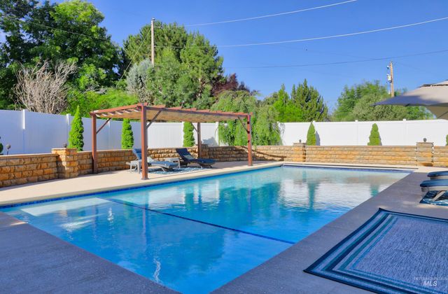8858 Stardust Ln, Nampa, ID 83686