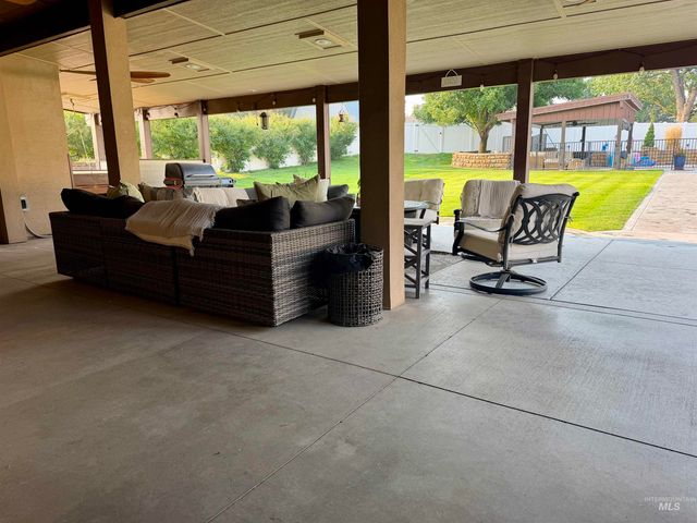 8858 Stardust Ln, Nampa, ID 83686