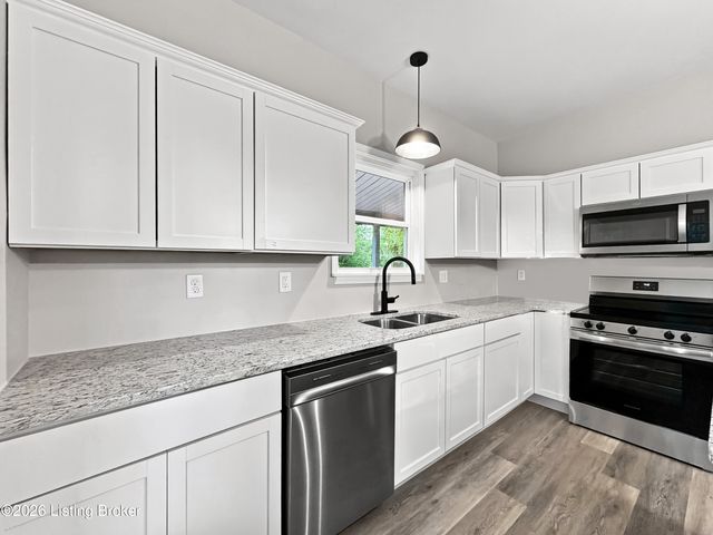 2505 Lower Hunters Trace, Louisville, KY 40216