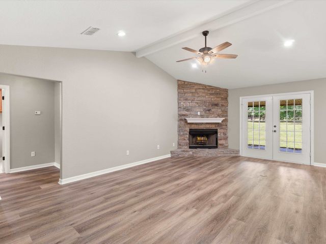 2015 W Lake Dr, Gladewater, TX 75647