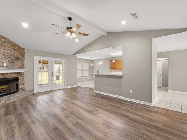 2015 W Lake Dr, Gladewater, TX 75647