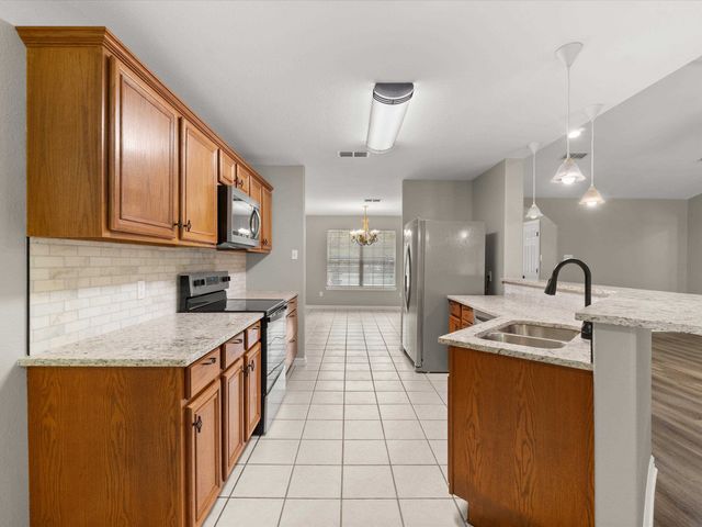 2015 W Lake Dr, Gladewater, TX 75647