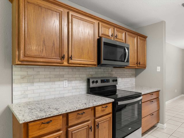 2015 W Lake Dr, Gladewater, TX 75647