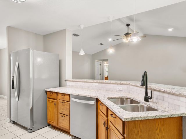 2015 W Lake Dr, Gladewater, TX 75647