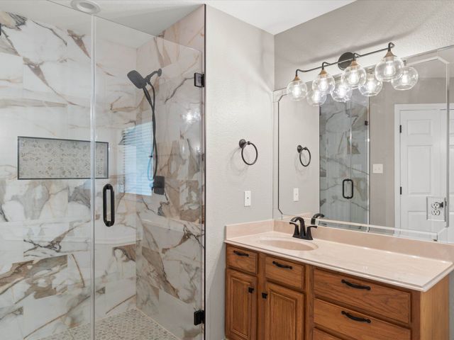 2015 W Lake Dr, Gladewater, TX 75647