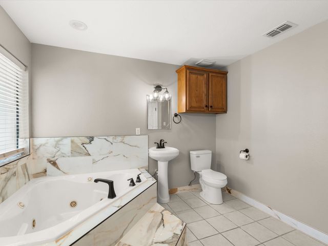 2015 W Lake Dr, Gladewater, TX 75647