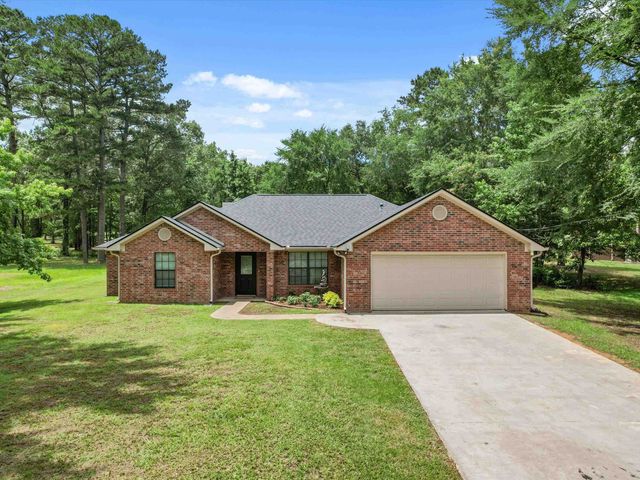 2015 W Lake Dr, Gladewater, TX 75647