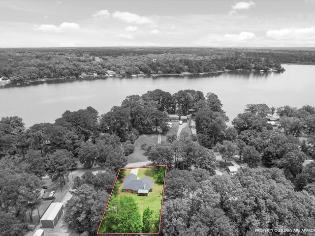 2015 W Lake Dr, Gladewater, TX 75647