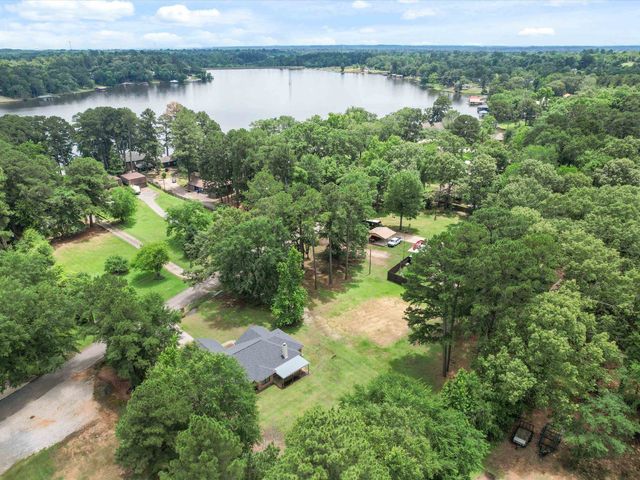 2015 W Lake Dr, Gladewater, TX 75647