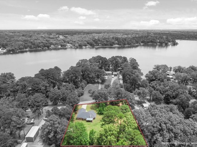 2015 W Lake Dr, Gladewater, TX 75647