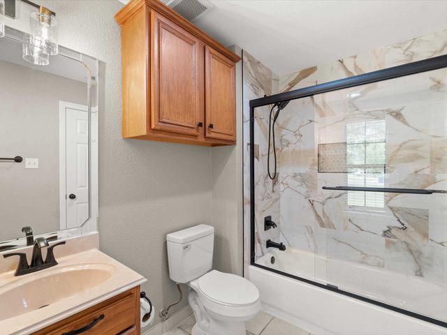 2015 W Lake Dr, Gladewater, TX 75647