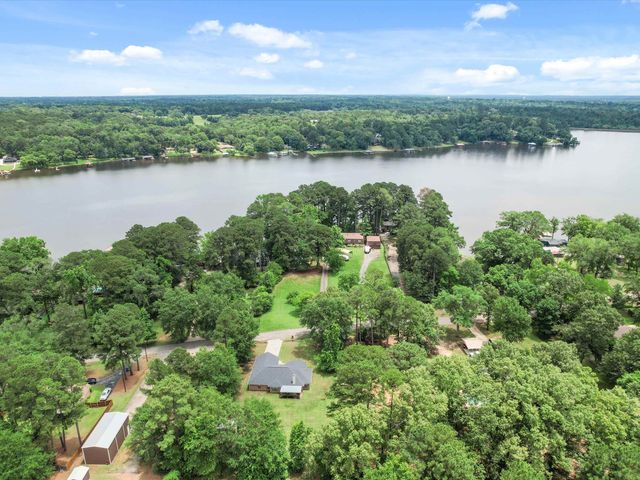 2015 W Lake Dr, Gladewater, TX 75647