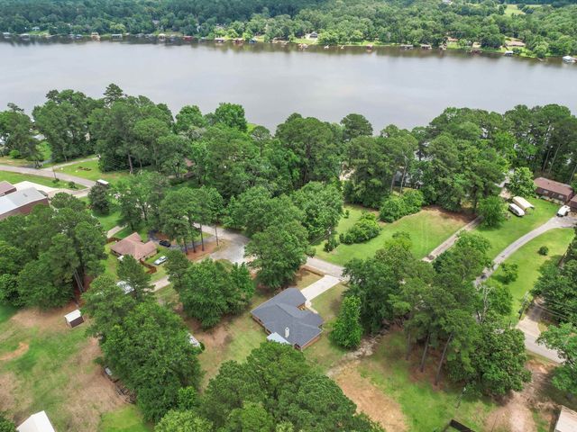 2015 W Lake Dr, Gladewater, TX 75647