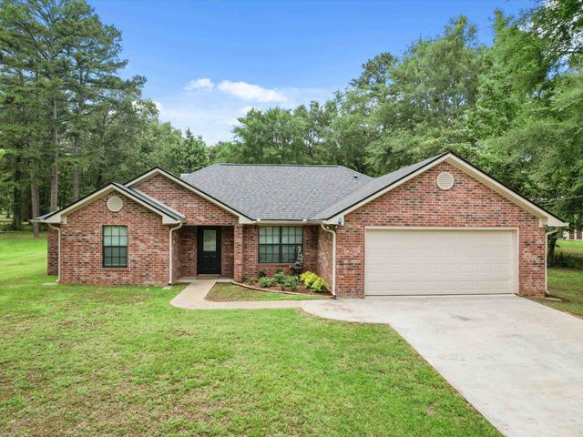 2015 W Lake Dr, Gladewater, TX 75647