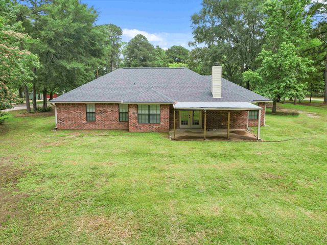 2015 W Lake Dr, Gladewater, TX 75647