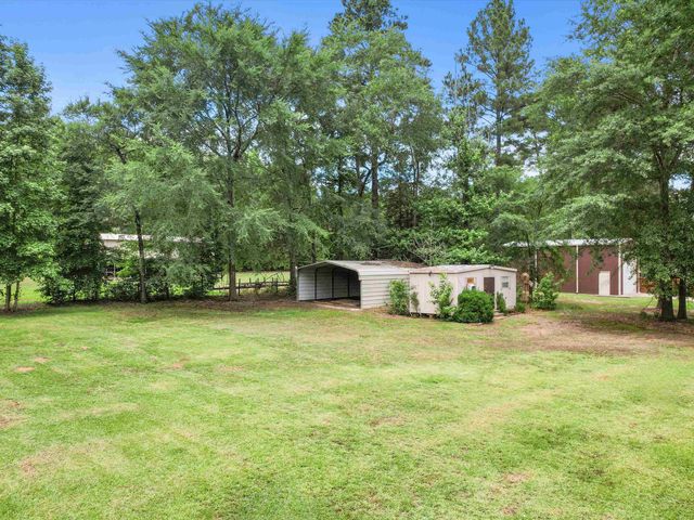 2015 W Lake Dr, Gladewater, TX 75647