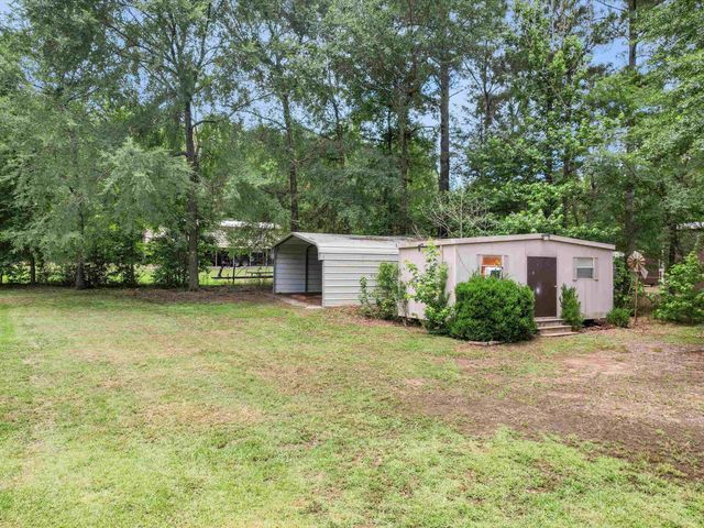 2015 W Lake Dr, Gladewater, TX 75647