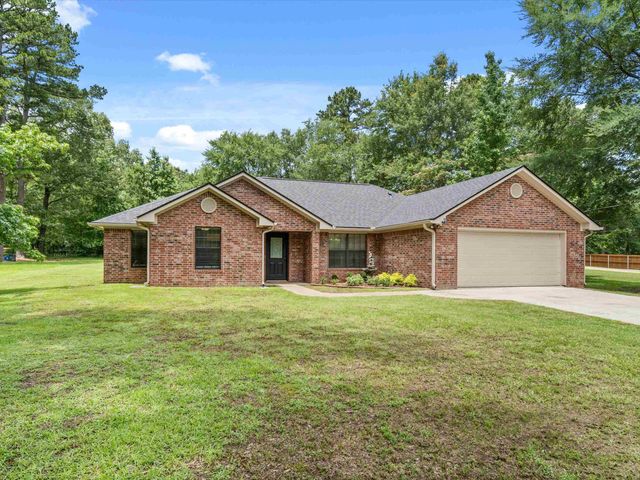 2015 W Lake Dr, Gladewater, TX 75647