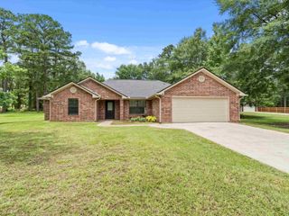 2015 W Lake Dr, Gladewater, TX 75647