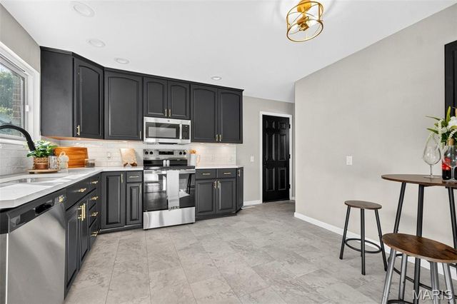 9 Edinburg Court, Florissant, MO 63033