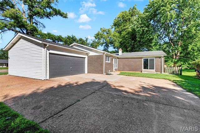 9 Edinburg Court, Florissant, MO 63033