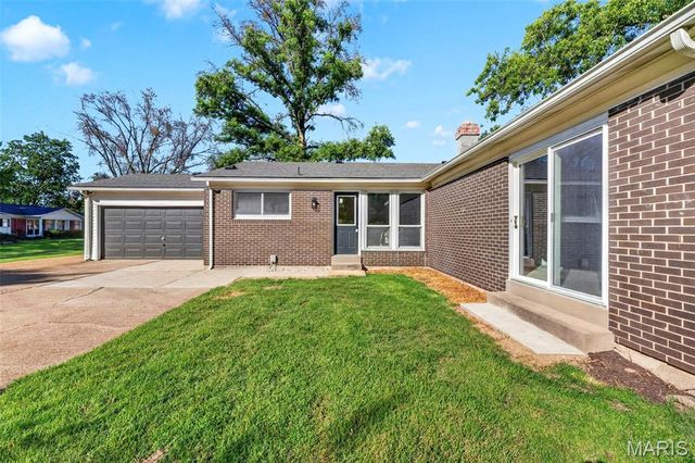 9 Edinburg Court, Florissant, MO 63033