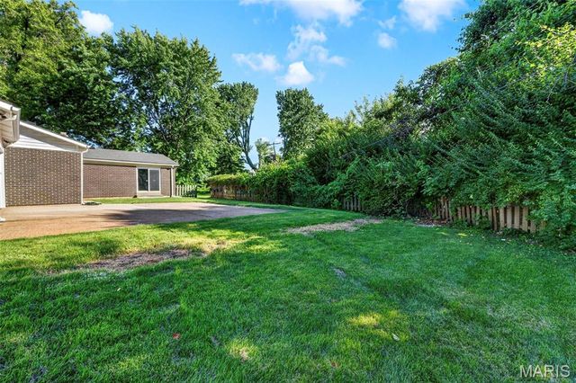 9 Edinburg Court, Florissant, MO 63033