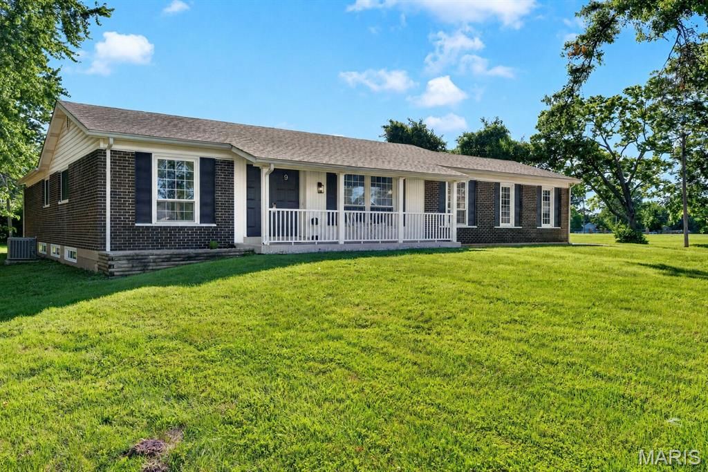 9 Edinburg Court, Florissant, MO 63033