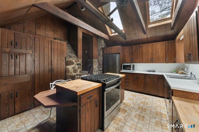 14 Chestnut Hill Road, Stamford, CT 06903