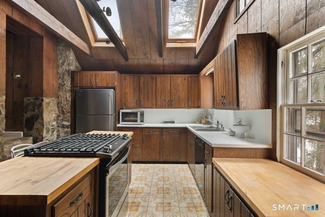 14 Chestnut Hill Road, Stamford, CT 06903