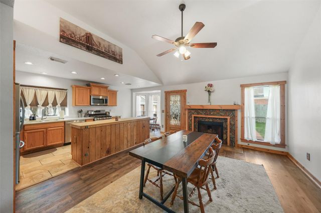 929 N Rivershire Drive, Conroe, TX 77304