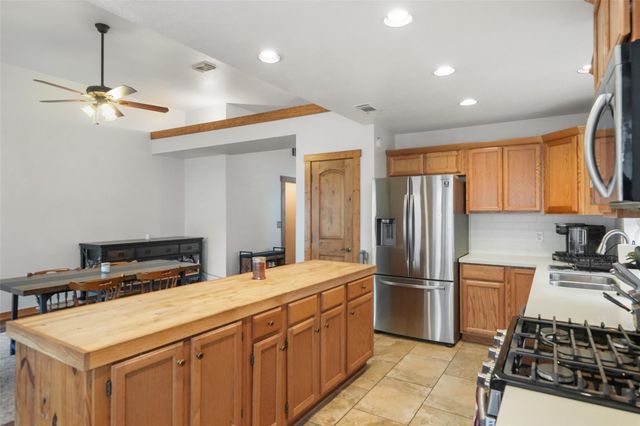 929 N Rivershire Drive, Conroe, TX 77304