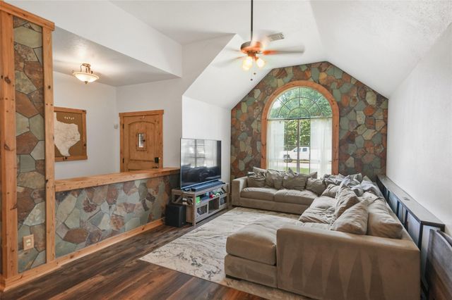 929 N Rivershire Drive, Conroe, TX 77304