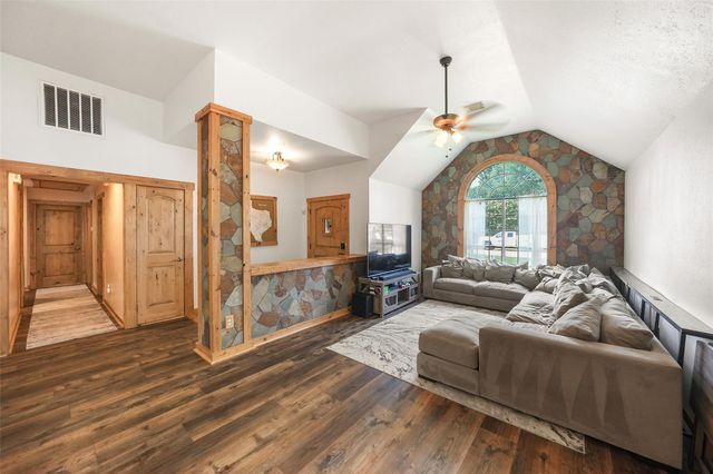 929 N Rivershire Drive, Conroe, TX 77304