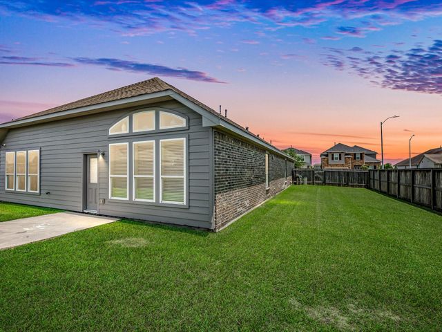 8707 W Crescent Lake Circle, Baytown, TX 77521