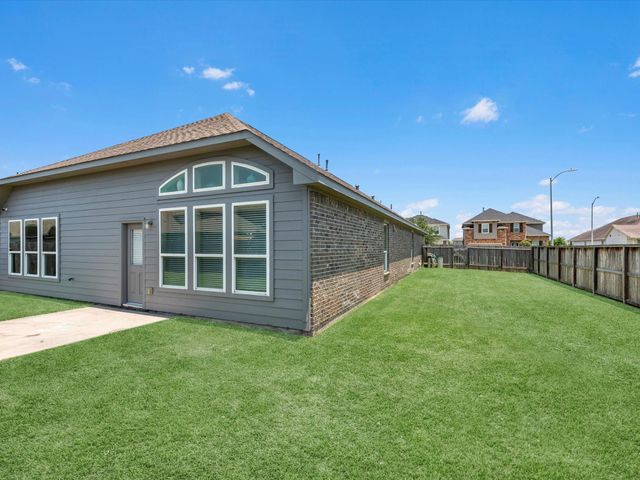 8707 W Crescent Lake Circle, Baytown, TX 77521