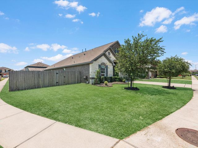 8707 W Crescent Lake Circle, Baytown, TX 77521
