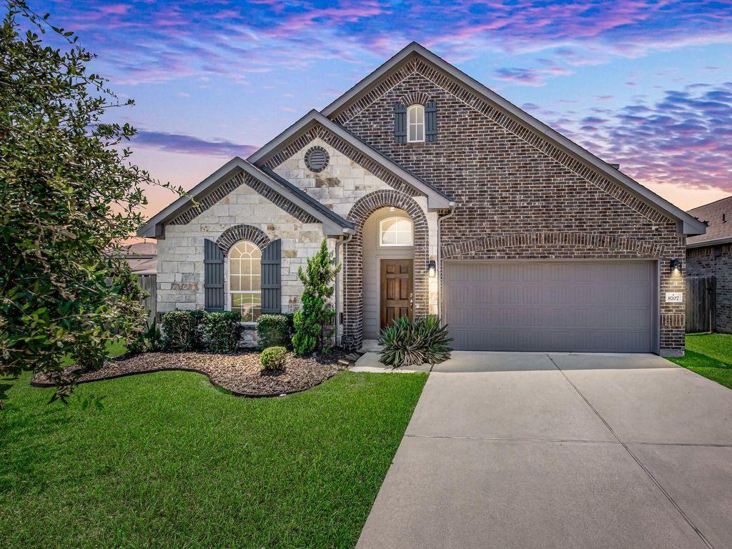 8707 W Crescent Lake Circle, Baytown, TX 77521