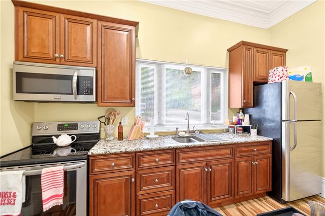 520 S Main St, West End, PA 15220